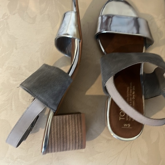TOMS Poppy Suede and Silver Sandal women’s size 9 - Picture 4 of 5